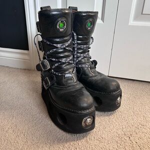 Vintage 90s/Early 2000s New Rock leather boots spring platforms